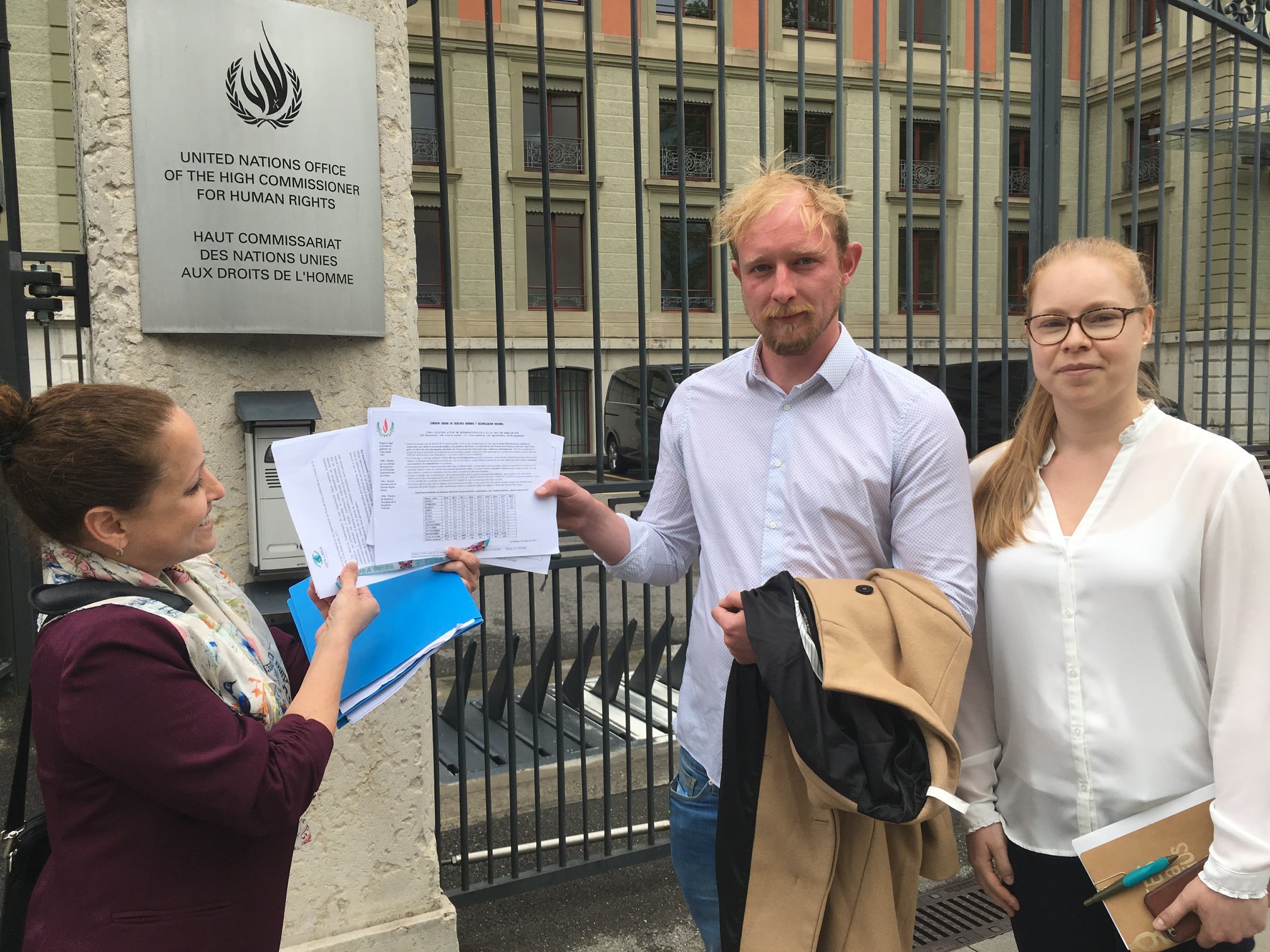 Idabell Rosales de la Fundación Vista Larga, que edita y publica obras de escritores cubanos que no pueden hacerlo bajo la dictadura, entrega de Declaración de Bogotá a representantes de la Oficina del Alto Comisionado de DDHH. (Armando Añel)