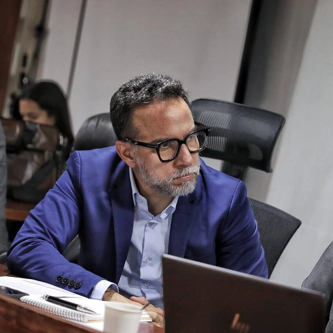 ALARMANTE | Graves Irregularidades en la Procuraduría dejan a 3000 escuelas sin internet